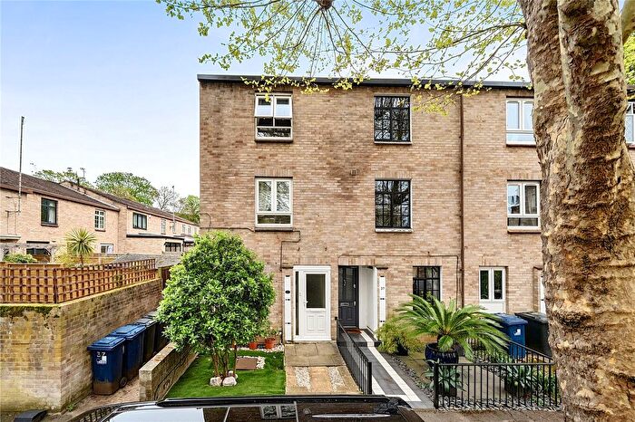 4 Bedroom End Terrace House For Sale In Buckingham Close, Ealing, W5