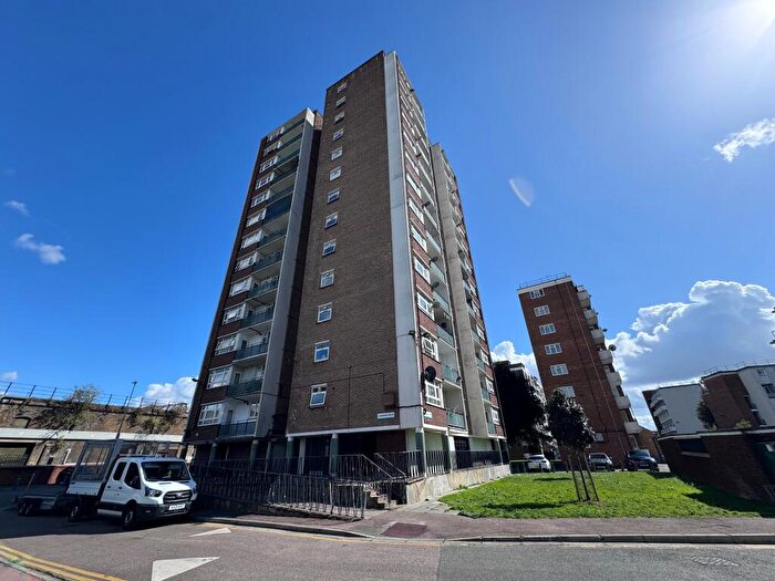 3 Bedroom Flat For Sale In Flat, Landmann House, Rennie Estate, London, SE16