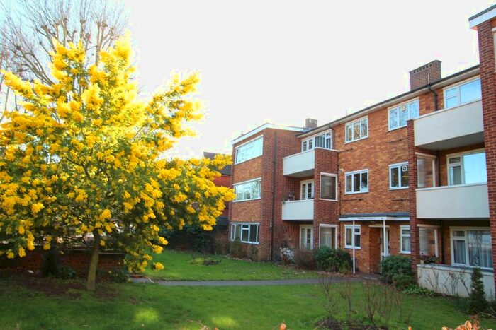 3 Bedroom Flat To Rent In Maple Road, Surbiton, KT6