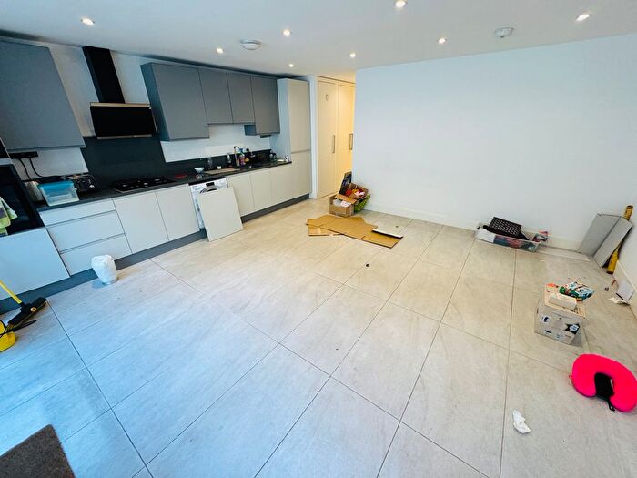 2 Bedroom Flat To Rent In Wavertree Road, London, SW2