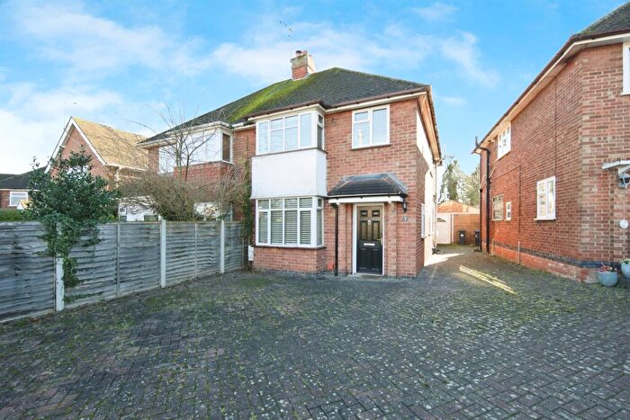 3 Bedroom Semi Detached House For Sale In Oaks Road, Kenilworth, CV8