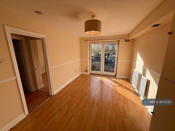 2 Bedroom Flat To Rent In Melville Court, London, SE8