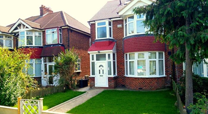 3 Bedroom Flat To Rent In Greystoke Park Terrace, Western Avenue, London, W5