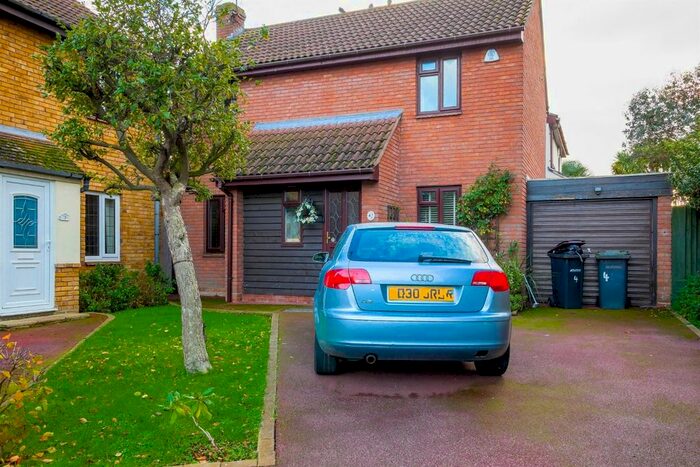 3 Bedroom Detached House To Rent In Haddon Close, Rayleigh, SS6