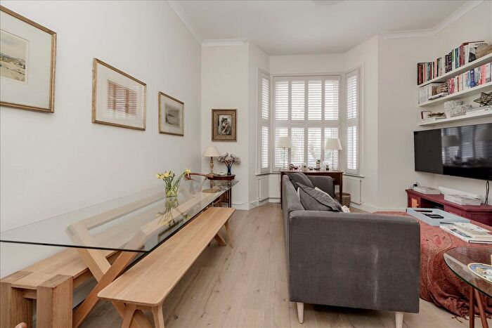 1 Bedroom Flat For Sale In St Stephens Avenue, Shepherd's Bush, W12