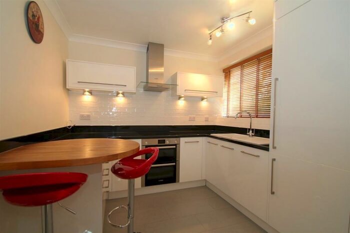 3 Bedroom Flat To Rent In Knoll Court Fleet Close To Fleet Station, GU51