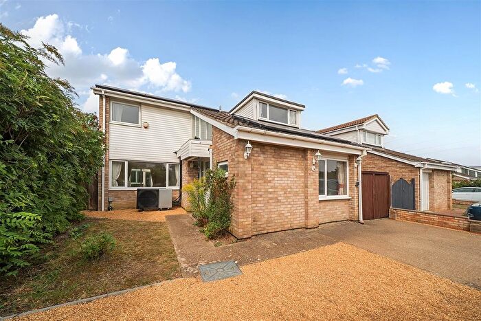 4 Bedroom Detached House For Sale In Threave Close, Bedford, MK41