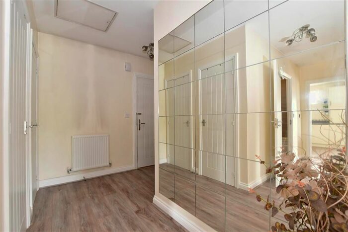 2 Bedroom Flat For Sale In Charlotte Way, Leybourne, West Malling, Kent, ME19
