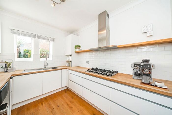 1 Bedroom Flat For Sale In Hawkesbury Road, Putney, SW15