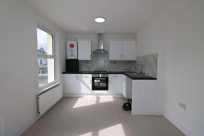 3 Bedroom Flat To Rent In Godwin Road, London, London, E7