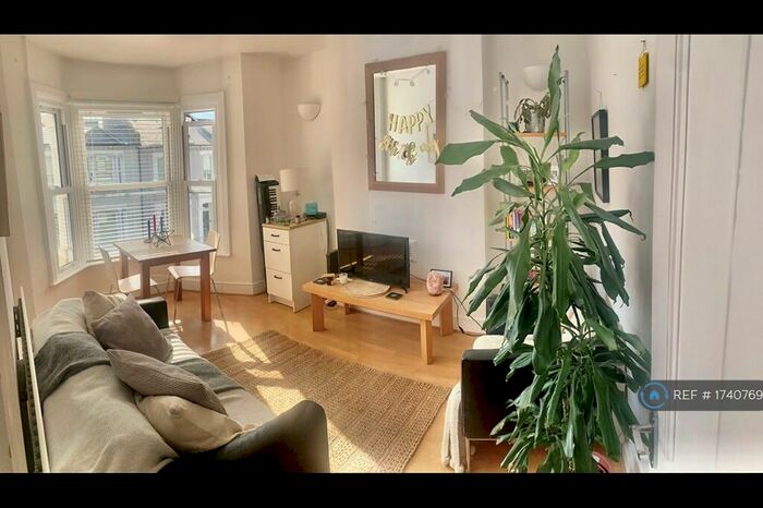 2 Bedroom Flat To Rent In Battersea, London, SW11