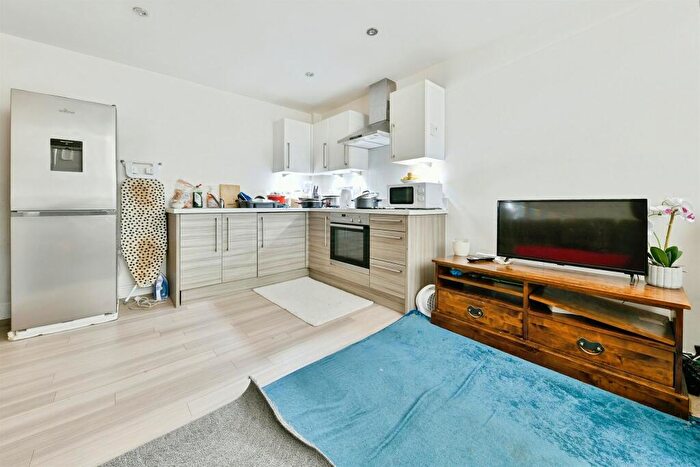 2 Bedroom Flat For Sale In Swingate, Stevenage, SG1