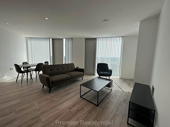 2 Bedroom Apartment To Rent In Thr, Manchester, EE60