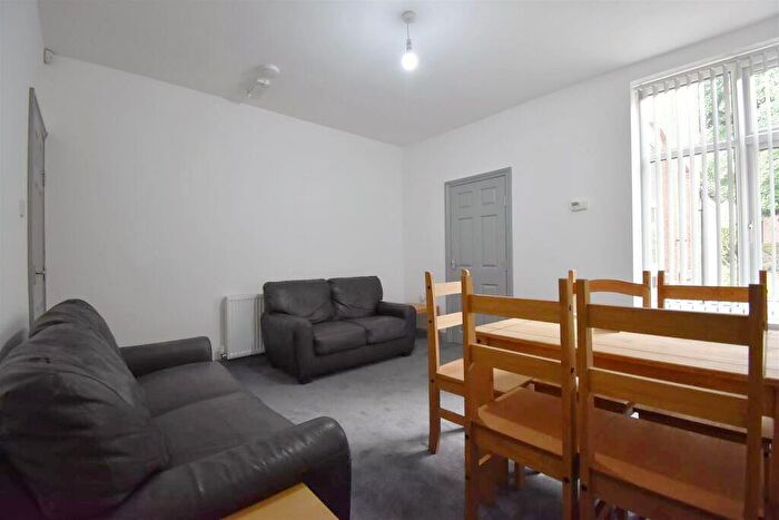 5 Bedroom House To Rent In Raddlebarn Road, Birmingham, B29