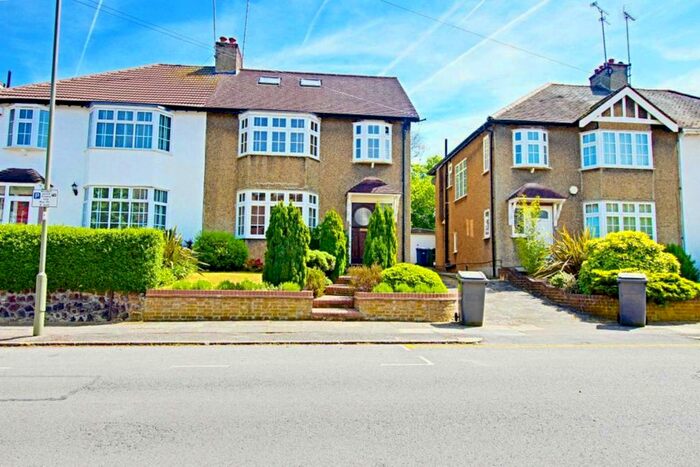 4 Bedroom Semi-Detached House To Rent In Ridgeview Road, London, N20
