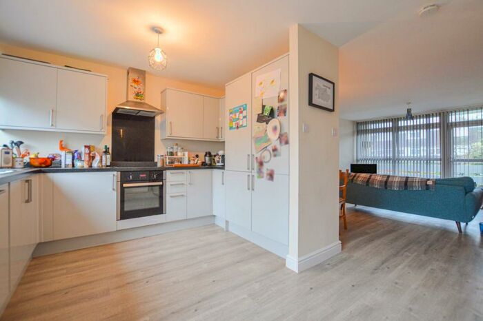 2 Bedroom Flat To Rent In Woking, Surrey, GU22