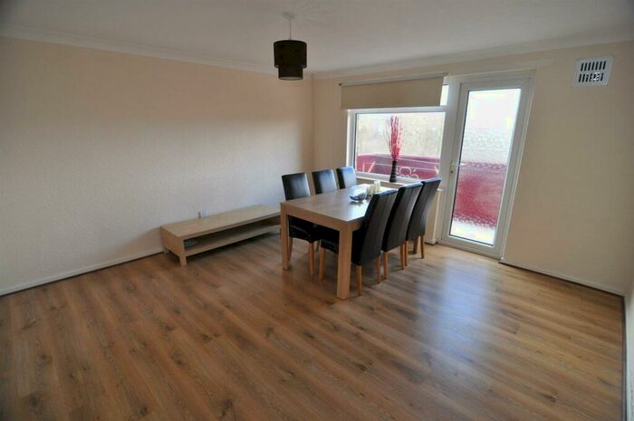 2 Bedroom Flat To Rent In Prospect Walk, Shipley, Bradford, BD18