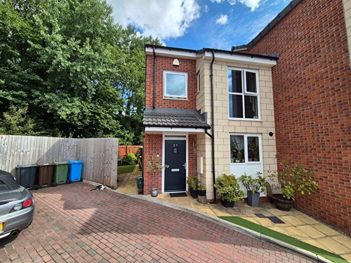 3 Bedroom Semi-Detached House For Sale In Foxley Way, Oldham, OL4