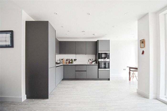 2 Bedroom Flat To Rent In Aston Terrace, Cambridge, CB3