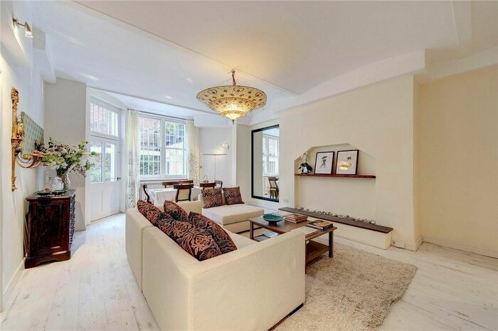 3 Bedroom Flat To Rent In Cadogan Square, Chelsea, London, SW1X