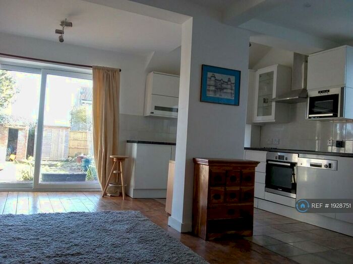 4 Bedroom Semi-Detached House To Rent In Cheyne Hill, Surbiton, KT5