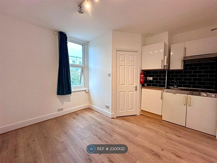 Studio To Rent In London Road, Southborough, Tunbridge Wells, TN4