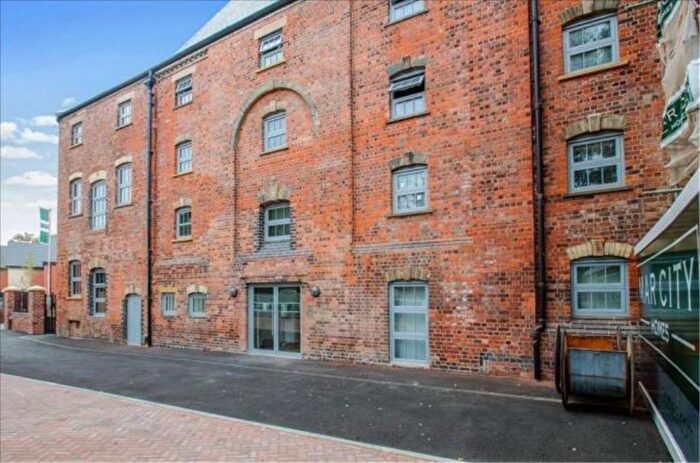 2 Bedroom Flat To Rent In Cairns Close, Lichfield, WS14