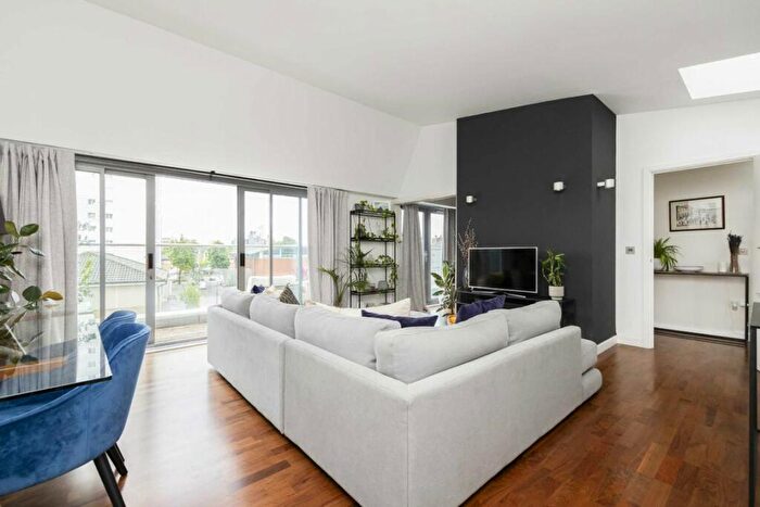 3 Bedroom Flat To Rent In Richmond Road, Dalston, E8