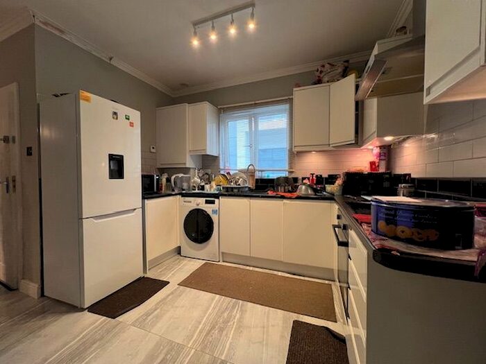 3 Bedroom Flat To Rent In Uxbridge Road, London, W7