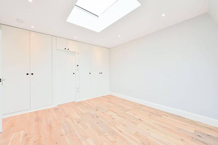 2 Bedroom Flat To Rent In Caxton Road, Shepherd's Bush, London, W12
