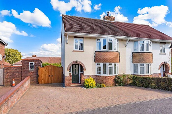 3 Bedroom Semi-Detached House For Sale In Maple Grove, Bletchley, Milton Keynes, MK2