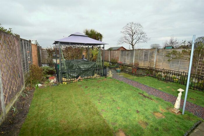 3 Bedroom End Of Terrace House For Sale In Long Road, Canvey Island, SS8