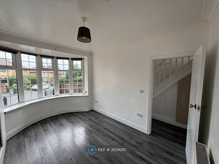 3 Bedroom Semi-Detached House To Rent In Elwyn Grove, Bradford, BD5