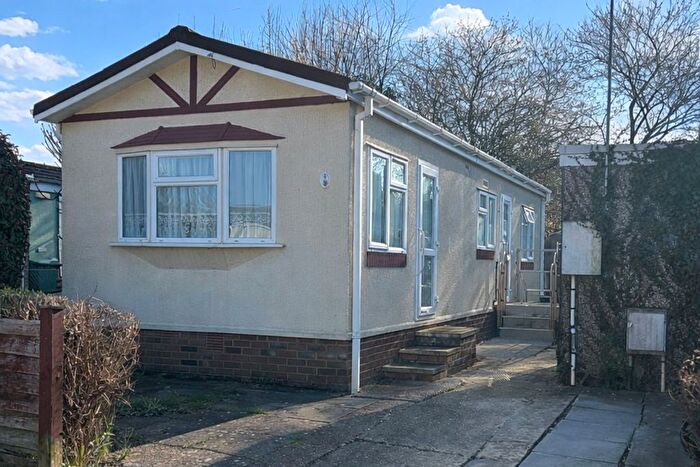 1 Bedroom Park Home For Sale In Drakes Drive, St. Albans, AL1