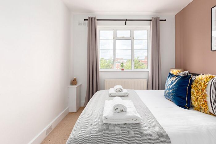 2 Bedroom Flat To Rent In Hamlet Gardens, London, W6