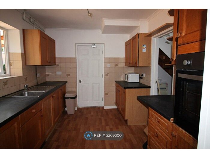 6 Bedroom Semi-Detached House To Rent In Maple Grove, Guildford, GU1