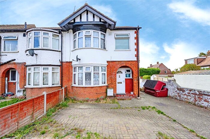 3 Bedroom End Of Terrace House For Sale In Allenby Avenue, Dunstable, Bedfordshire, LU5