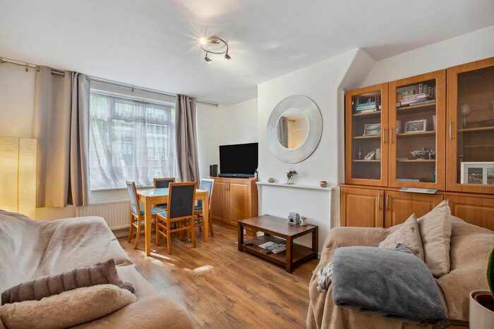 3 Bedroom Flat To Rent In Linden Gardens, Central Chiswick, W4
