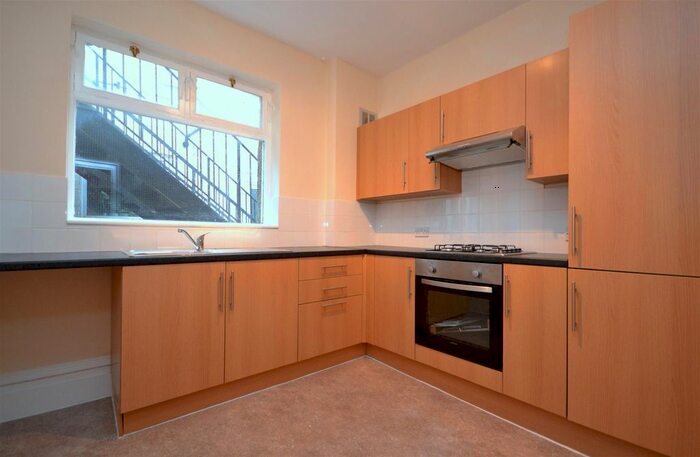2 Bedroom Flat To Rent In Ballards Lane, Finchley, N3