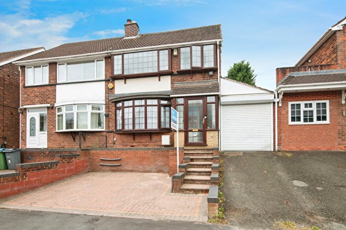 3 Bedroom Semi-Detached House For Sale In Leslie Rise, Tividale, Oldbury, B69