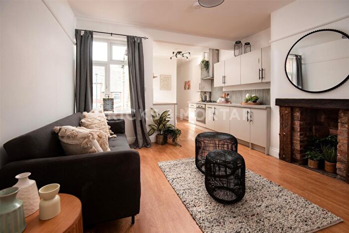 3 Bedroom Flat To Rent In Chillingham Road, Heaton, Newcastle Upon Tyne, NE6