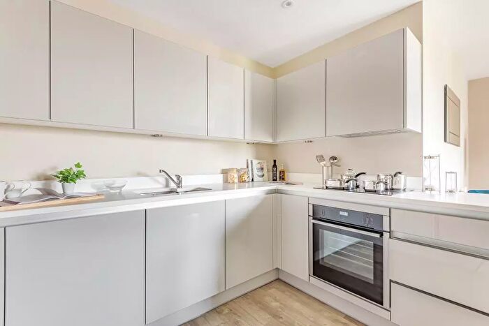 2 Bedroom Flat For Sale In Nether Street, London, N3