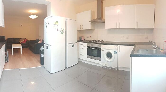 8 Bedroom Semi-Detached House To Rent In Mauldeth Road, Manchester, M20