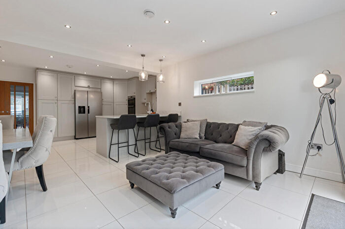 4 Bedroom Detached House For Sale In Melford Close, Mapplewell, Barnsley, S75