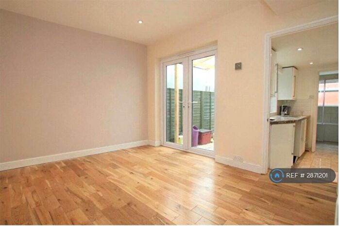 3 Bedroom Terraced House To Rent In Stanley Street, Reading, RG1