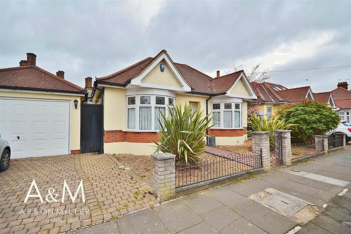 2 Bedroom Detached Bungalow To Rent In Cranbourne Gardens, Barkingside, Ilford, IG6