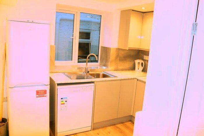 2 Bedroom Flat To Rent In Goldhawk Road, Hammersmith, W12