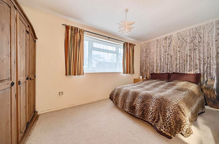 2 Bedroom Flat For Sale In Deepdale, Bracknell, RG12