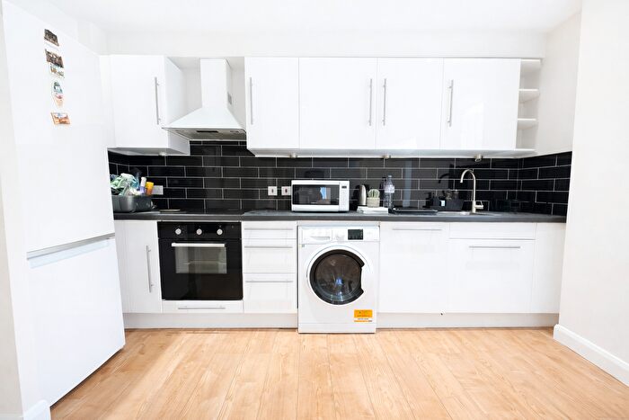 2 Bedroom Flat To Rent In Holloway Road, London, N19