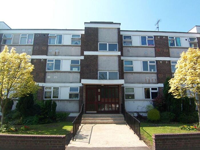 1 Bedroom Flat To Rent In Snakes Lane East, Woodford Green, IG8
